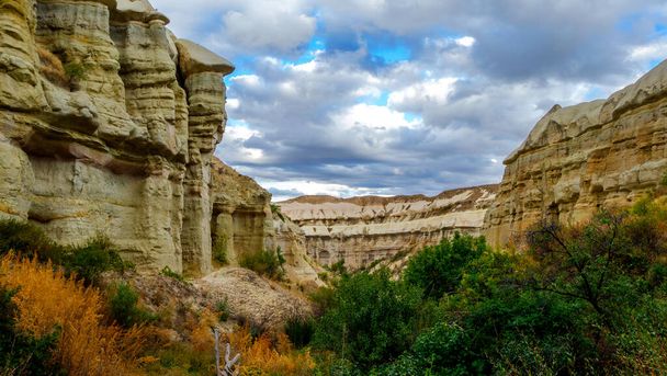 Paesaggio montano nella valle del Piccione in Cappadocia, Turchia. Formazioni rocciose irreali della Cappadocia
 - Foto, immagini
