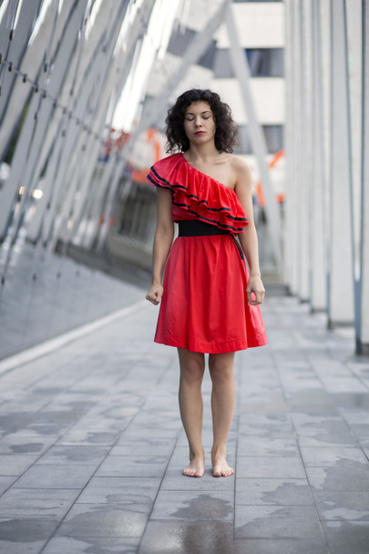 Woman in red dress stand straight - Foto, Imagem