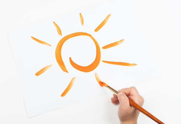 akvarelli maalattu aurinko ja lapsi käsi harjalla
 - Valokuva, kuva