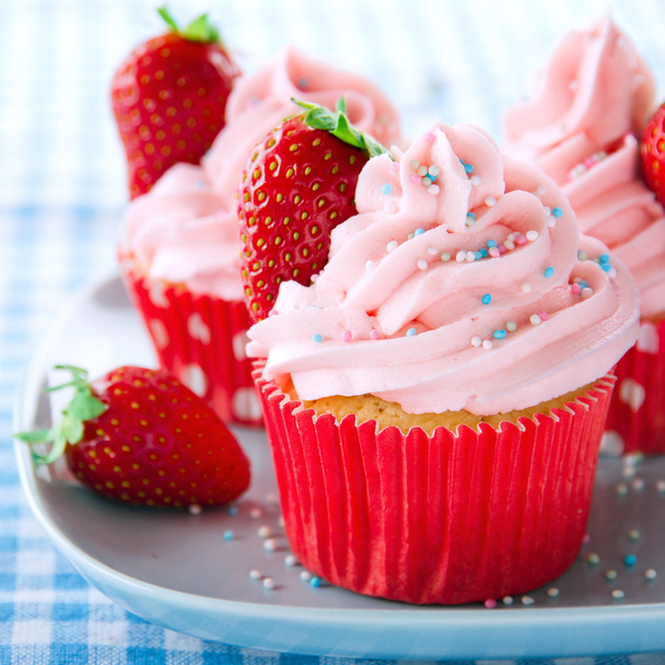Рожеві кекси зі свіжою полуницею та зморшками
 - Фото, зображення