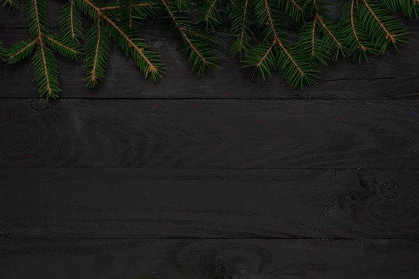 Christmas background, green fir branches, black boards - Foto, afbeelding