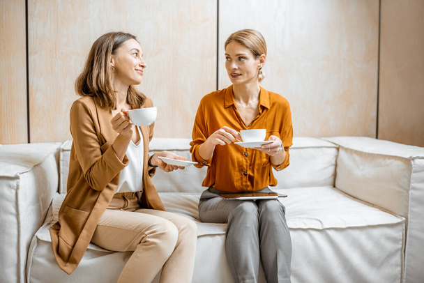 Colegas hablando durante una pausa para el café
 - Foto, Imagen