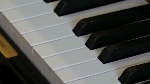 Piano auto-jouant. Clavier piano noir close-up
. - Séquence, vidéo