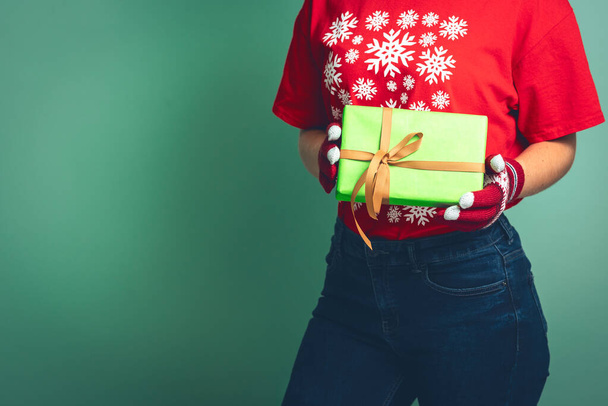 Chica sosteniendo una caja con un regalo para Navidad 2019
. - Foto, Imagen
