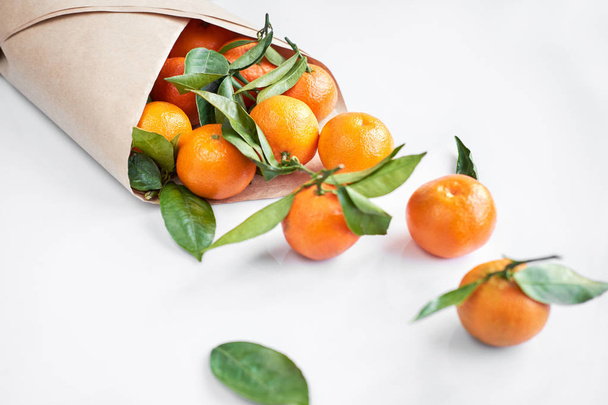 Świąteczne owoce. Pomarańczowe świeże mandarynki lub mandarynki - Zdjęcie, obraz