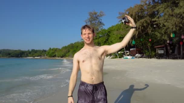 Jovens influenciadores de mídia social conversando com câmera e gravando vídeo na praia tropical
 - Filmagem, Vídeo