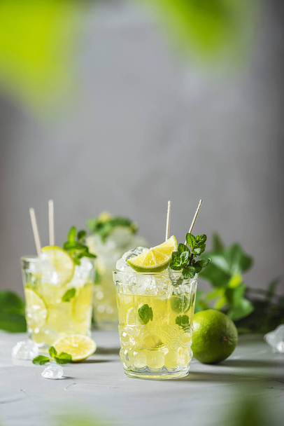 Cold tea with lime, mint and ice - Foto, Imagem