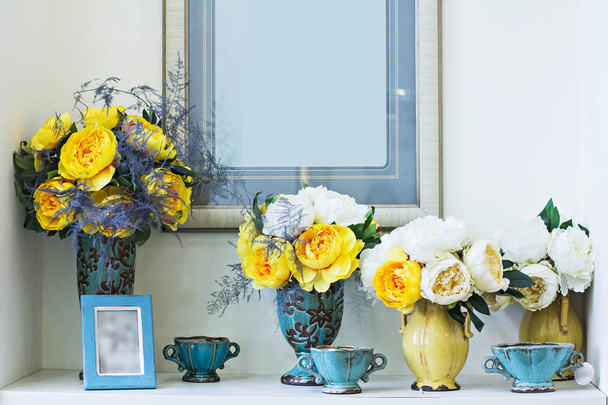 Pivoines jaunes et blanches dans un vase. beau bouquet
 - Photo, image