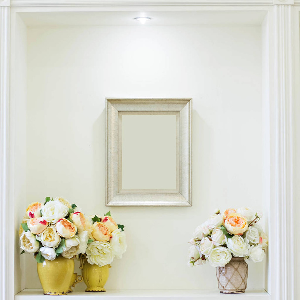 Pivoines roses et blanches dans un vase et une image
 - Photo, image