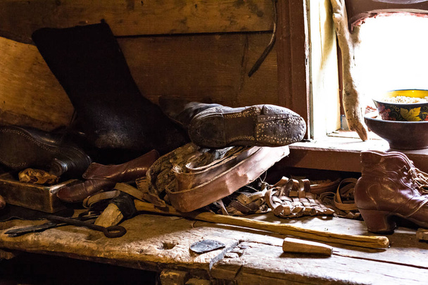 Antiek gereedschap in de werkkamer van een schoenmaker - Foto, afbeelding