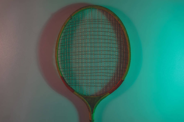 色の光の中で美しいヴィンテージテニスラケット。背景バナーの質感。トップ表示. - 写真・画像