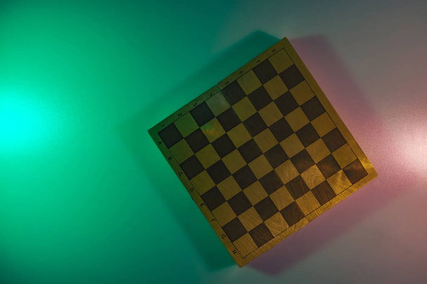 Prachtig vintage schaakbord in de kleur licht. Achtergrond banner textuur. Bovenaanzicht. - Foto, afbeelding
