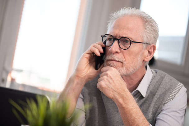 Старший бизнесмен разговаривает по мобильному телефону
 - Фото, изображение