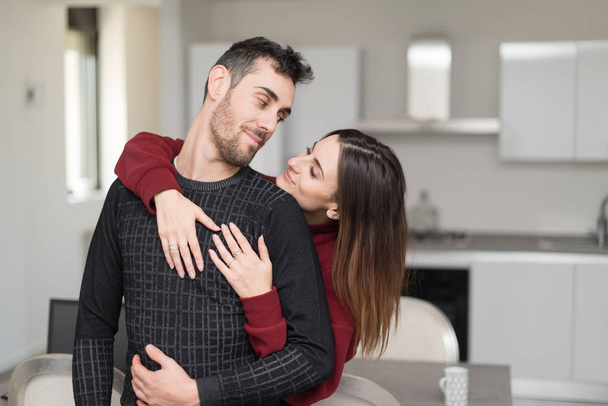 Glückliches Paar umarmt sich zu Hause - Foto, Bild