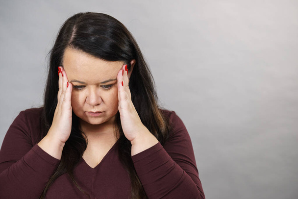 Занепокоєна жінка болить голова
 - Фото, зображення