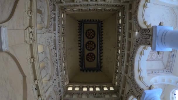Gopro kahraman 7 siyah montajlanmamış güzel Hindu dini tapınağının içinde binlerce büyük sütunla görüntülenen görüntüler görüntüye güzellik katıyor, çok ünlü bir turist noktası ve seyahat noktası, daha fazla yabancı çekiyor.. - Video, Çekim
