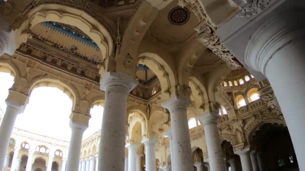 gopro hero 7 schwarze, ungeschnittene Filmaufnahmen aus dem Inneren des wunderschönen hinduistischen religiösen Tempels mit Tausenden von riesigen Säulen bereichern das Filmmaterial, ein sehr berühmter Touristenort und Reiseziel, das mehr Ausländer anzieht. - Filmmaterial, Video