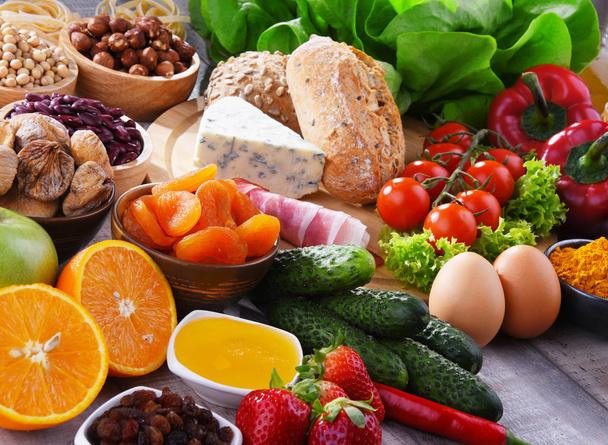 Produtos alimentares orgânicos sortidos em cima da mesa
 - Foto, Imagem