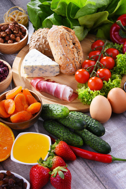 Masanın üzerinde çeşitli organik gıda ürünleri - Fotoğraf, Görsel