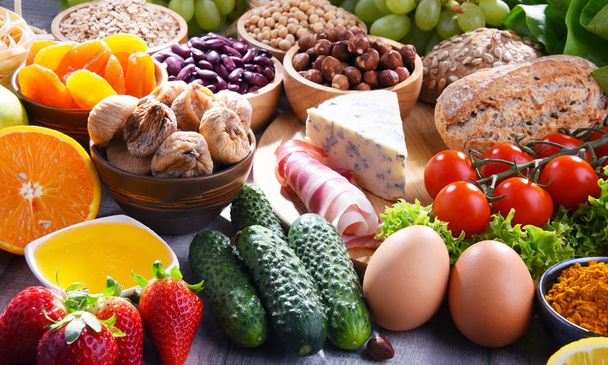 Masanın üzerinde çeşitli organik gıda ürünleri - Fotoğraf, Görsel