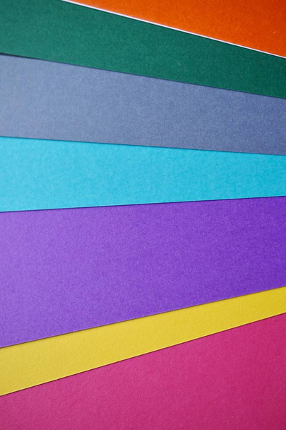 abstrakter Hintergrund aus farbigen Papieren. Farbenfrohe Linien - Foto, Bild