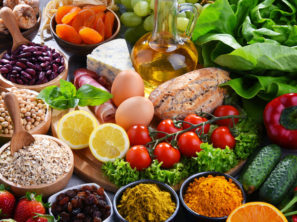 Diverse biologisch voedselproducten op de tafel - Foto, afbeelding