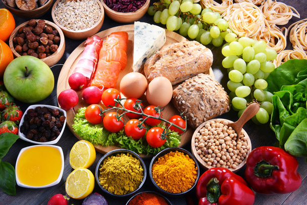 Асорті органічних продуктів харчування на столі
 - Фото, зображення