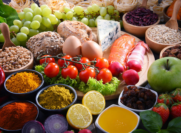 Różne produkty organiczne jedzenie na stole - Zdjęcie, obraz