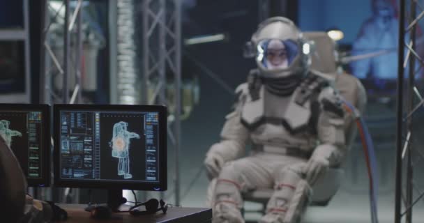 宇宙飛行士は飛行の準備をして - 映像、動画
