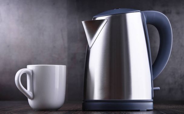 Електричний бездротовий чайник з нержавіючої сталі ємністю одного літра
 - Фото, зображення