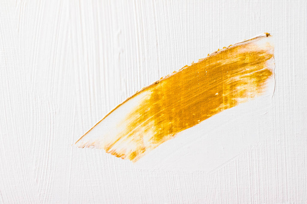 Artistic abstract texture background, golden acrylic paint brush - Foto, afbeelding