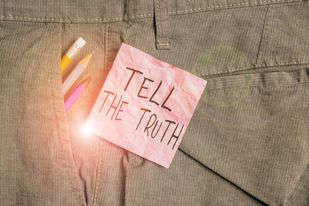 Textzeichen, die die Wahrheit sagen. konzeptionelle Foto bekennen einige demonstrative Tatsache, dass jemand hält verborgene Schreibgeräte und rosa Zettelpapier in der Tasche des Mannes Arbeitshose. - Foto, Bild