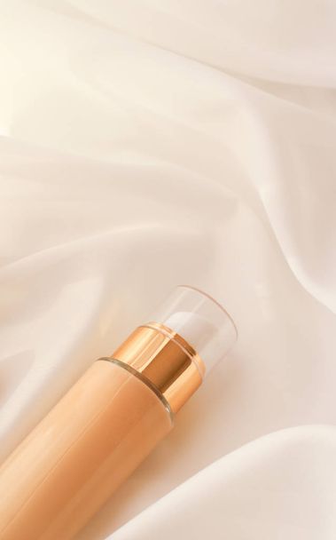 Tonal bb crema botella maquillaje base de base fluida para esquí desnudo
 - Foto, imagen