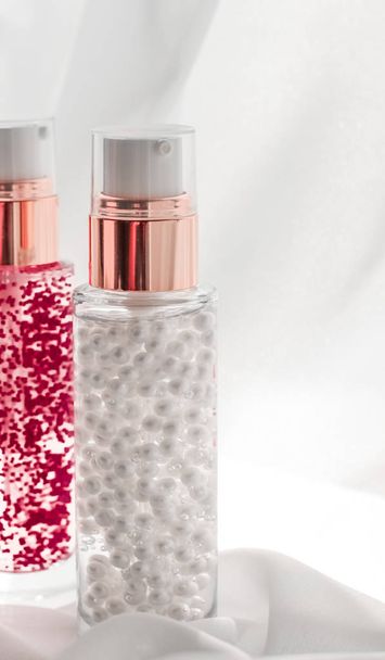 Sérum para el cuidado de la piel y frasco de gel de imprimación de maquillaje, lotio hidratante
 - Foto, Imagen