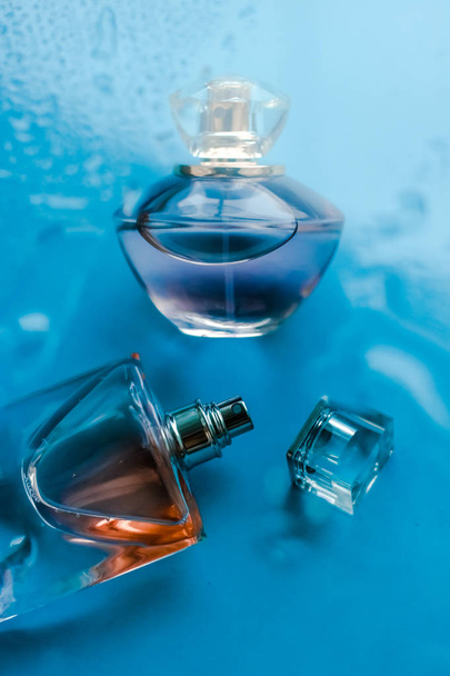 Garrafa de perfume sob água azul, cheiro costeiro de mar fresco como glam
 - Foto, Imagem