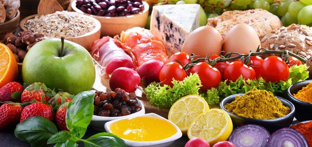 Ассорти органических продуктов питания на столе
 - Фото, изображение