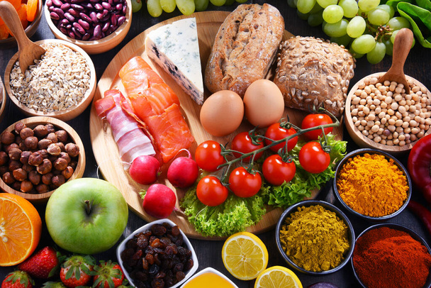 Diverse biologisch voedselproducten op de tafel - Foto, afbeelding