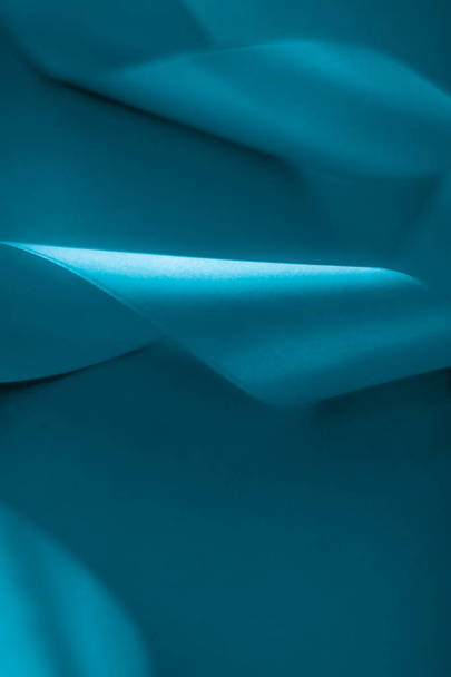 Абстрактная шелковая лента на аквасинем фоне, эксклюзивная роскошь б
 - Фото, изображение