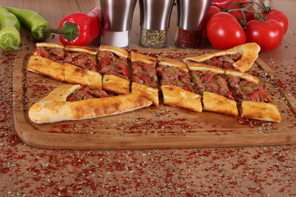 una foto di cucina turca pide pizza lahmacun Carne e pomodori
  - Foto, immagini