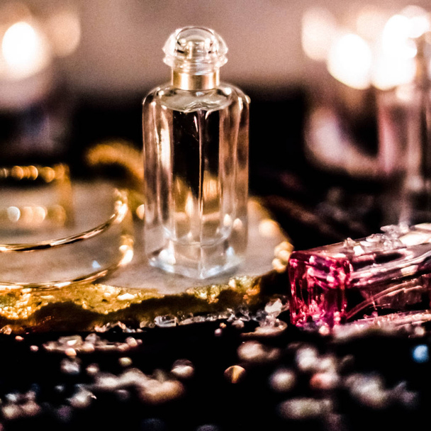 夜の香水瓶とヴィンテージの香り、香り、 fra - 写真・画像