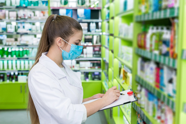 Mujer química revisando lista de medicamentos en farmacia
 - Foto, imagen