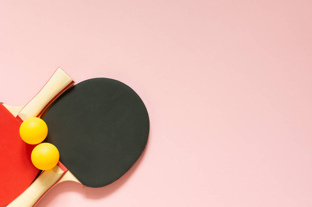 Raquettes de ping-pong tennis avec balles
 - Photo, image