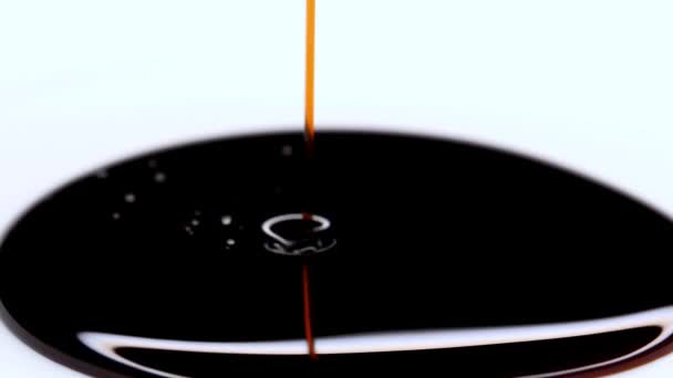 syrop winorośli spływający po białym biurku - Materiał filmowy, wideo