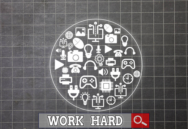 Escribir nota que muestra el trabajo duro. Exhibición de fotos de negocios Laboring que pone esfuerzo en hacer y completar tareas
. - Foto, imagen