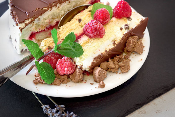 Delicioso pastel de frambuesa cremosa, pastel de frambuesa con chocolate y trufa
 - Foto, Imagen