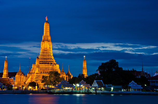 Wat Arun, O Templo da Alvorada, no crepúsculo, vista do outro lado do rio. Bangkok, Tailândia
 - Foto, Imagem