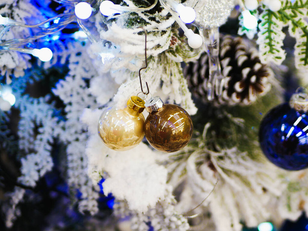 Biała choinka ozdobiona zabawkami. Boże Narodzenie i Nowy Rok urządzone wnętrze z prezentami i Nowy Rok drzewa  - Zdjęcie, obraz