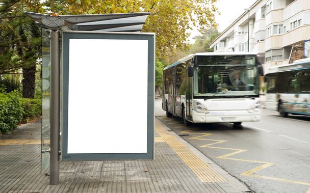 Werbetafel mit Licht in der Innenstadt mit Buslinie  - Foto, Bild