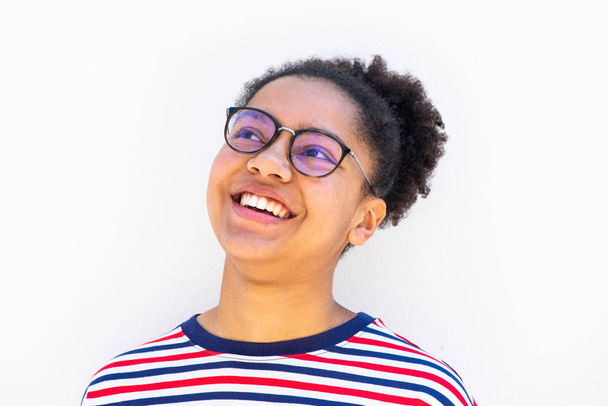 Primer retrato horizontal de una adolescente afroamericana sonriente sobre fondo blanco
  - Foto, Imagen