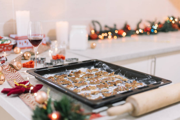 Side view of oven tray with gingerbread cookies for Christmas. - Foto, immagini